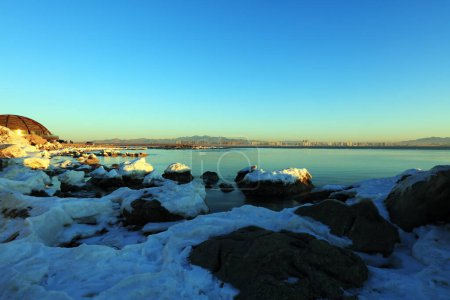 Foto de Paisaje natural de la costa congelada, ciudad de Qinhuangdao, China - Imagen libre de derechos