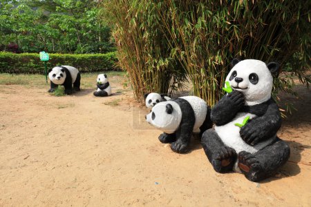 Téléchargez les photos : Sculpture de panda géant dans un parc, Chine méridionale - en image libre de droit