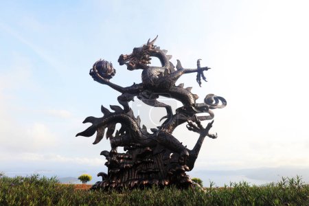 Foto de Ciudad de Sanya, China - 1 de abril de 2019: Escultura de dragón chino en el parque forestal del paraíso tropical, Ciudad de Sanya, provincia de Hainan, China - Imagen libre de derechos