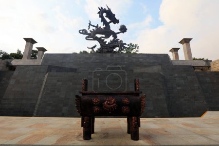 Téléchargez les photos : Sanya City, Chine - 1er avril 2019 : Sculpture chinoise de dragon dans un parc forestier tropical paradisiaque, Sanya City, province de Hainan, Chine - en image libre de droit