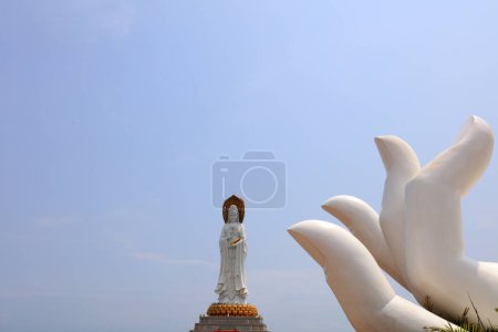 Téléchargez les photos : Sanya City, Chine - 2 avril 2019 : Sculpture guanyin sur la mer dans la zone touristique de Nanshan, Sanya City, province de Hainan, Chine - en image libre de droit