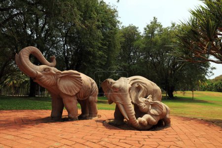 Téléchargez les photos : Sanya City, Chine - 2 avril 2019 : Sculpture d'éléphant dans un parc, Sanya City, province de Hainan, Chine - en image libre de droit
