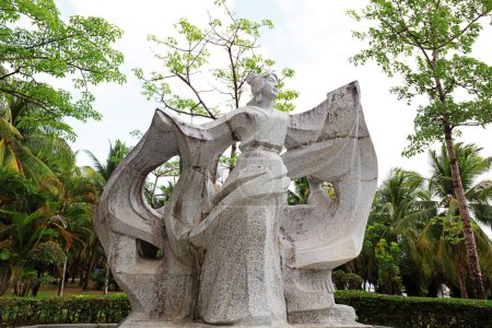 Foto de Ciudad de Sanya, China - 2 de abril de 2019: escultura Huang Daopo, zona turística de Tianyahaijiao, Sanya, provincia de Hainan, China, ciudad de Sanya, provincia de Hainan, China - Imagen libre de derechos