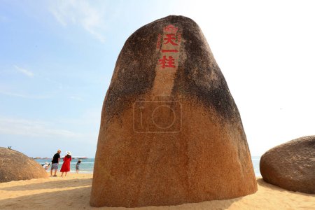 Téléchargez les photos : Sanya City, Chine - 2 avril 2019 : Le caractère chinois "pilier du ciel sud" est sculpté sur un énorme rocher, qui est la célèbre zone touristique des extrémités de la terre, Sanya City, province de Hainan, Chine - en image libre de droit