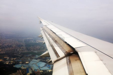 Téléchargez les photos : Ailes de gros aéronefs à passagers, volant à haute altitude, Chine méridionale - en image libre de droit