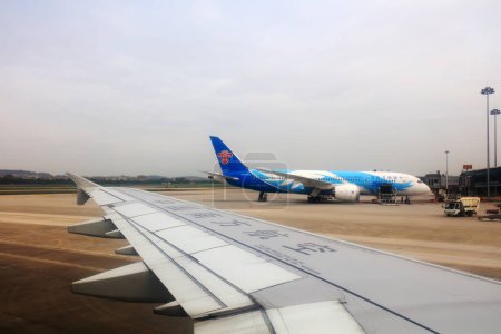 Téléchargez les photos : Guangzhou City, Chine - 3 avril 2019 : L'emplacement de l'avion de ligne à l'aéroport de Guangzhou Baiyun, Guangzhou City, province du Guangdong, Chine - en image libre de droit