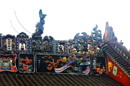 Foto de Ciudad de Guangzhou, China - 4 de abril de 2019: Hermosas esculturas de colores en el techo, en una antigua sala ancestral, ciudad de Guangzhou, provincia de Guangdong, China - Imagen libre de derechos