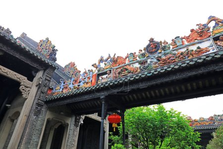 Foto de Ciudad de Guangzhou, China - 4 de abril de 2019: Hermosas esculturas de colores en el techo, en una antigua sala ancestral, ciudad de Guangzhou, provincia de Guangdong, China - Imagen libre de derechos