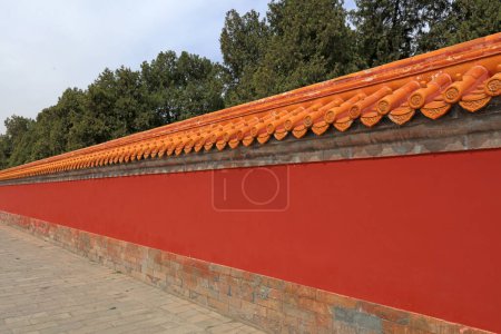 Téléchargez les photos : Carrelage jaune et mur rouge paysage architectural dans le parc Ditan, Pékin, Chine, 2007 - en image libre de droit
