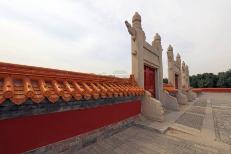 Téléchargez les photos : Paysages architecturaux de la dynastie Qing dans le parc Ditan, Beijing, Chine - en image libre de droit