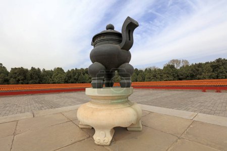 Téléchargez les photos : Paysage architectural de brûleur d'encens de la dynastie Qing chinoise dans le parc Ditan, Beijing, Chine - en image libre de droit