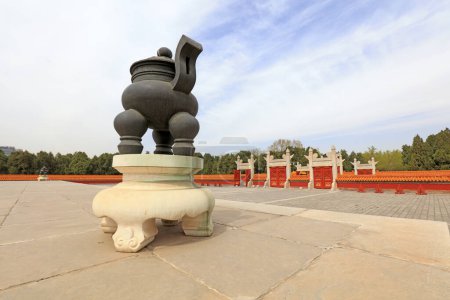 Téléchargez les photos : Paysage architectural de brûleur d'encens de la dynastie Qing chinoise dans le parc Ditan, Beijing, Chine - en image libre de droit