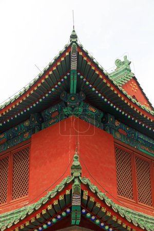 Téléchargez les photos : Pékin, Chine - 6 avril 2019 : Paysage chinois d'architecture vitrée classique dans le parc Ditan, Pékin, Chine - en image libre de droit