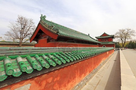 Téléchargez les photos : Pékin, Chine - 6 avril 2019 : Paysage chinois d'architecture vitrée classique dans le parc Ditan, Pékin, Chine - en image libre de droit