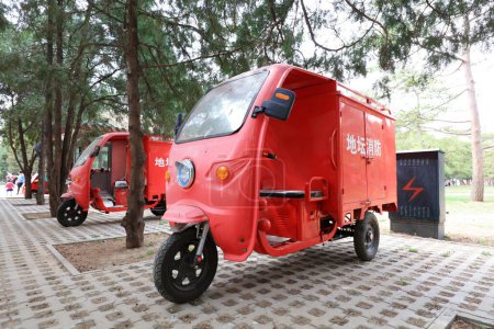 Foto de Beijing, China - 6 de abril de 2019: Mini camión de bomberos rojo en Ditan Park, Beijing, China - Imagen libre de derechos