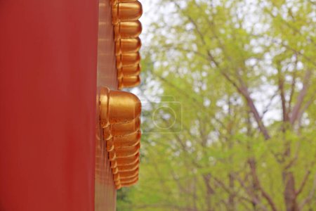 Téléchargez les photos : Porte de palais en bois rouge dans le parc Ditan, Pékin, Chine - en image libre de droit