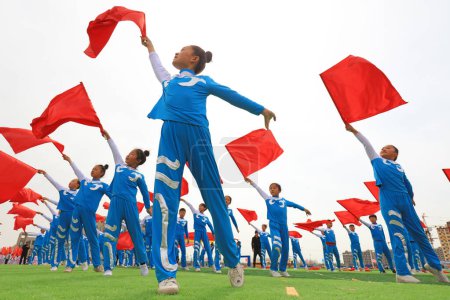 Téléchargez les photos : COMTÉ DE LUANNAN, Chine - 8 avril 2019 : Gymnastique de groupe lors de la cérémonie d'ouverture des Jeux, COMTÉ DE LUANNAN, province du Hebei, Chine - en image libre de droit