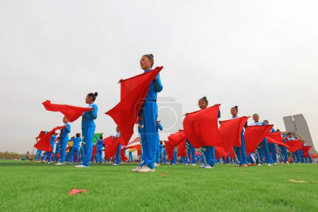 Téléchargez les photos : COMTÉ DE LUANNAN, Chine - 8 avril 2019 : Gymnastique de groupe lors de la cérémonie d'ouverture des Jeux, COMTÉ DE LUANNAN, province du Hebei, Chine - en image libre de droit
