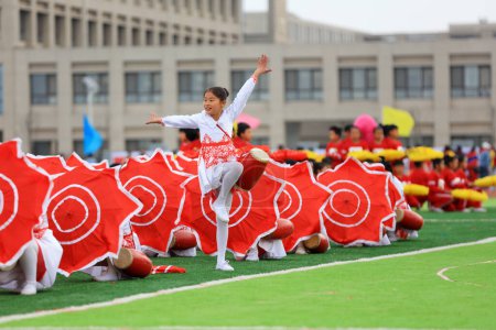 Foto de CONDADO DE LUANNAN, China - 11 de abril de 2019: Actuación de gimnasia de grupo en la ceremonia de apertura de los Juegos, CONDADO DE LUANNAN, provincia de Hebei, China - Imagen libre de derechos