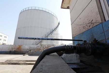 Téléchargez les photos : Réservoirs géants dans une usine de production de biodiesel, Chine - en image libre de droit