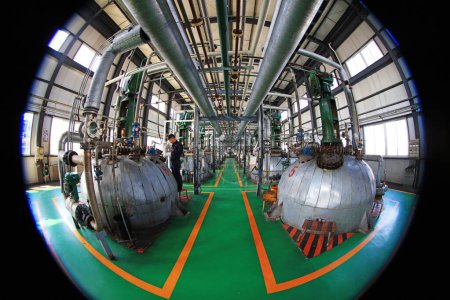 Téléchargez les photos : COMTÉ DE LUANNAN, province du Hebei, Chine - 15 avril 2019 : Les travailleurs travaillent dans l'atelier de production d'une usine de production de biodiesel. - en image libre de droit