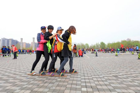 Téléchargez les photos : COMTÉ DE LUANNAN, province du Hebei, Chine - 20 avril 2019 : Les touristes jouent à des jeux dans le parc. - en image libre de droit