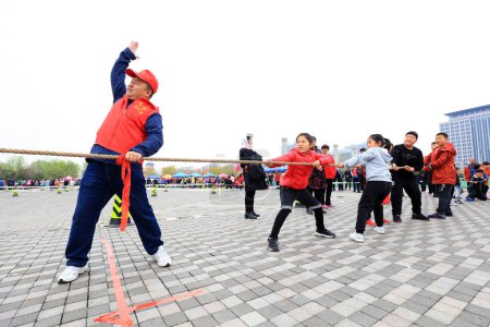 Téléchargez les photos : COMTÉ DE LUANNAN, province du Hebei, Chine - 20 avril 2019 : Les touristes tirent la guerre dans le parc - en image libre de droit