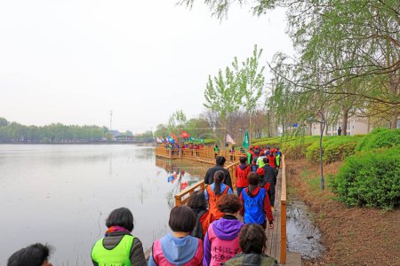 Foto de LUANNAN COUNTY, provincia de Hebei, China - 20 de abril de 2019: Los turistas participan en actividades de senderismo y fitness nacional. - Imagen libre de derechos