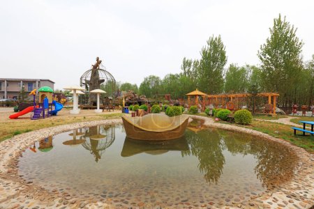 Téléchargez les photos : L'énorme bâtiment Yuanbao est dans un étang dans un parc - en image libre de droit