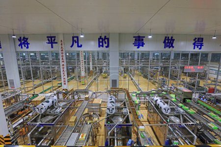 Téléchargez les photos : COMTÉ DE LUANNAN, province du Hebei, Chine - Le 23 avril 2019 : Machines et équipements sur la chaîne de production de Mengniu Dairy Co., Ltd. - en image libre de droit