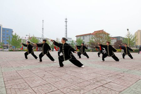 Téléchargez les photos : COMTÉ DE LUANNAN, province du Hebei, Chine - 29 avril 2019 : les gens pratiquent l'épée Tai Chi sur la place du parc. - en image libre de droit