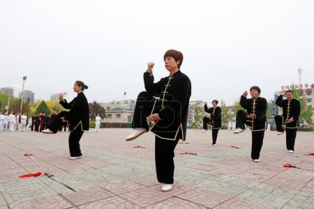 Téléchargez les photos : COMTÉ DE LUANNAN, province du Hebei, Chine - 29 avril 2019 : les gens pratiquent le Taijiquan sur la place du parc. - en image libre de droit