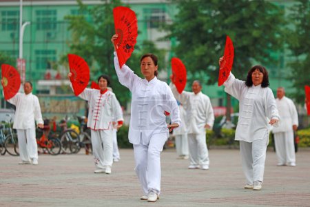Foto de Condado de Luannan - 19 de mayo de 2019: Chinese Tai Chi Kung Fu Fan Performing in Square, Condado de Luannan, provincia de Hebei, China - Imagen libre de derechos