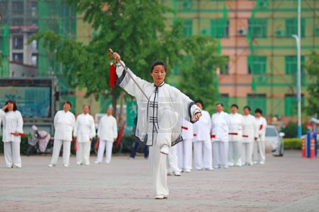 Téléchargez les photos : Comté de Luannan - 19 mai 2019 : Épée chinoise Tai Chi se produisant sur la place, comté de Luannan, province du Hebei, Chine - en image libre de droit