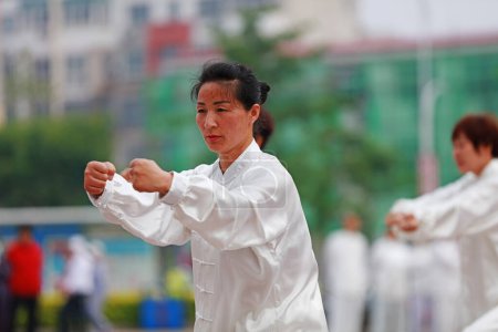 Téléchargez les photos : Comté de Luannan - 19 mai 2019 : personnes faisant du Tai Chi Chuan traditionnel dans le parc pour un concept d'arts martiaux chinois sain et traditionnel, comté de Luannan, province du Hebei, Chin - en image libre de droit