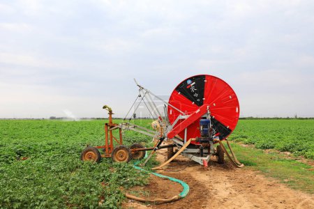 Foto de Instalaciones de riego por aspersión en tierras de cultivo - Imagen libre de derechos