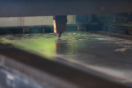 Téléchargez les photos : Machine de découpe laser Plaque d'acier de découpe - en image libre de droit