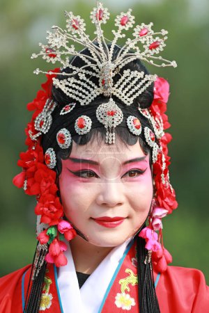 Téléchargez les photos : Comté de Luannan, Chine - 26 juin 2019 : Répétition d'artistes de l'Opéra de Pékin dans le parc, comté de Luannan, province du Hebei, Chine - en image libre de droit