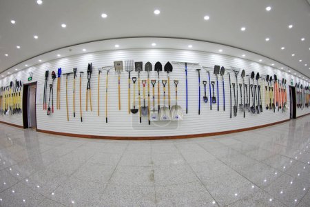 Foto de Condado de Luannan, China - 4 de julio de 2019: Hardware Tools Exhibition hall in a processing enterprise, Condado de Luannan, provincia de Hebei, China. - Imagen libre de derechos