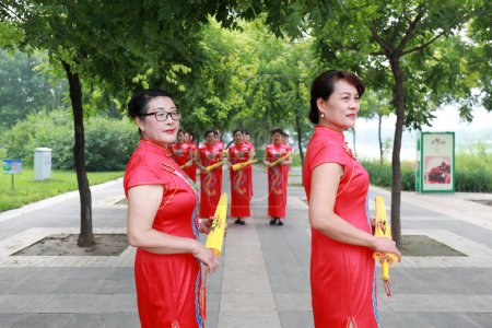 Téléchargez les photos : Comté de Luannan, Chine - 9 juillet 2019 : Spectacle chinois de marche Cheongsam dans le parc, comté de Luannan, province du Hebei, Chine - en image libre de droit