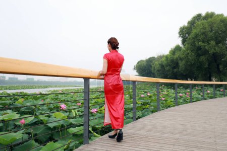 Foto de Chinese Cheongsam Walking Show in the Park, Condado de Luannan, provincia de Hebei, China - Imagen libre de derechos