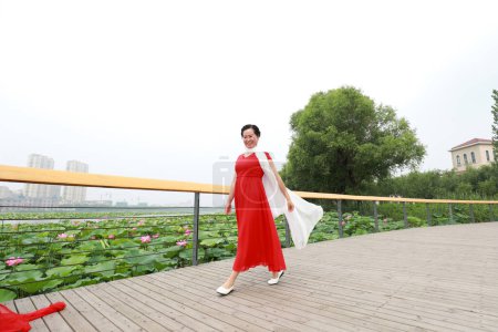 Téléchargez les photos : Comté de Luannan, Chine - 9 juillet 2019 : Une dame jouait sur le tréteau dans le parc, comté de Luannan, province du Hebei, Chine - en image libre de droit