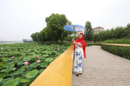 Téléchargez les photos : Comté de Luannan, Chine 9 juillet 2019 : Des incheongsams féminines jouent dans un défilé, comté de Luannan, province du Hebei, Chine - en image libre de droit