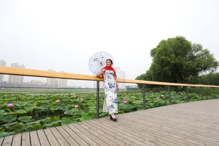 Téléchargez les photos : Comté de Luannan, Chine 9 juillet 2019 : Des incheongsams féminines jouent dans un défilé, comté de Luannan, province du Hebei, Chine - en image libre de droit