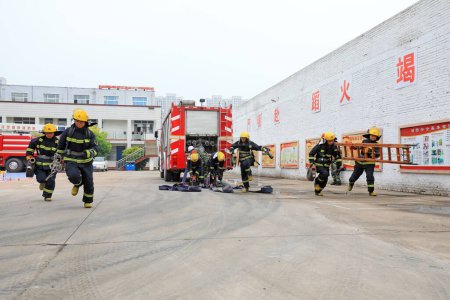 Téléchargez les photos : Comté de Luannan, Chine - 9 juillet 2019 : Les pompiers suivent une formation au tir, comté de Luannan, province du Hebei, Chine - en image libre de droit
