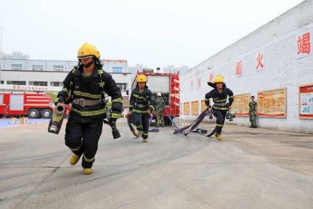 Foto de Condado de Luannan, China - 9 de julio de 2019: Los bomberos están en entrenamiento contra incendios, Condado de Luannan, provincia de Hebei, China - Imagen libre de derechos