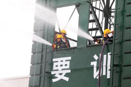 Foto de Condado de Luannan, China - 9 de julio de 2019: Los bomberos están en entrenamiento contra incendios, Condado de Luannan, provincia de Hebei, China - Imagen libre de derechos