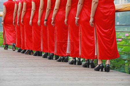 Téléchargez les photos : Les femmes en cheongsams rouges jouent dans un spectacle de marche, comté de Luannan, province du Hebei, Chine - en image libre de droit