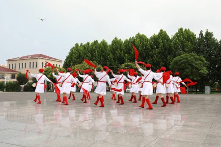 Téléchargez les photos : Formation de tambour de taille pour les femmes âgées dans les parcs, province du Hebei, Chine - en image libre de droit
