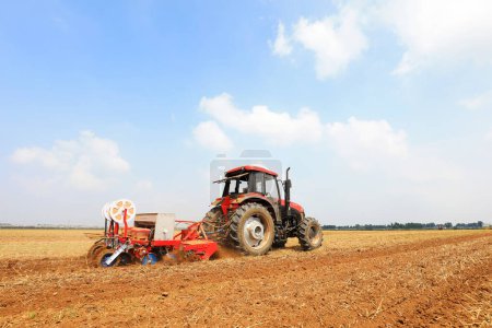 Téléchargez les photos : Comté de Luannan, Chine - 11 juillet 2019 : Les agriculteurs conduisent des machines agricoles pour planter du maïs à la ferme, comté de Luannan, province du Hebei, Chine. - en image libre de droit